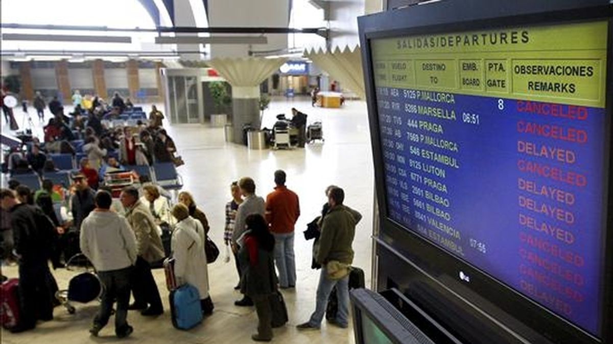 Gran número de personas esperan en el aeropuerto de Sevilla. EFE