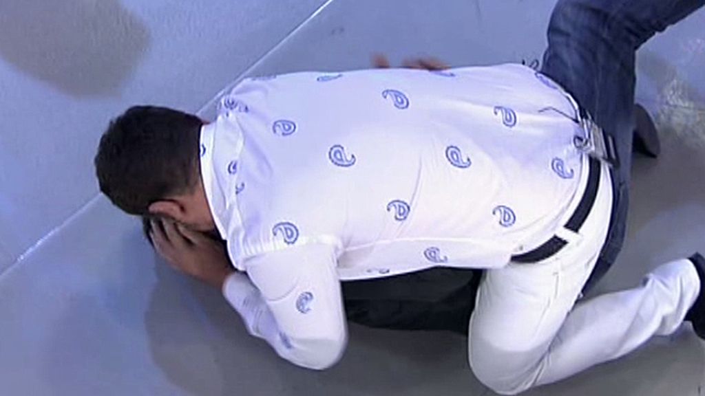 Colaborador y presentador acaban en el suelo