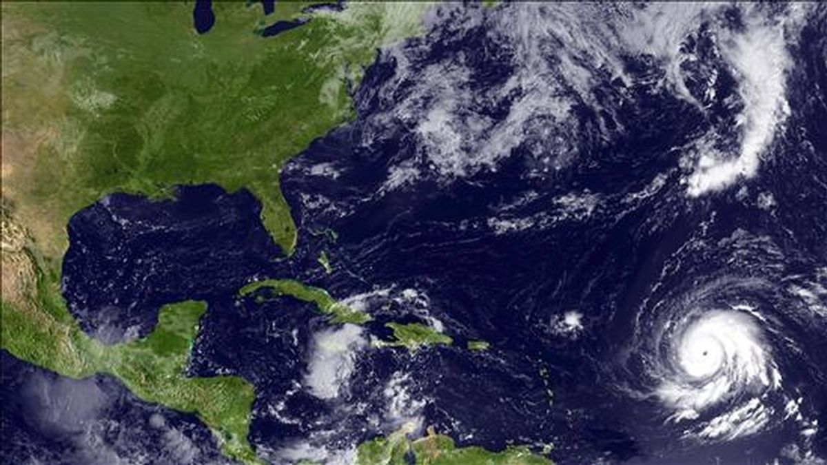 Imagen de satélite facilitada por la Administración Nacional de Océanos y Atmósfera de Estados Unidos (NOAA, por su sigla en inglés) que muestra el huracán "Igor" (esquina inferior derecha) sobre el océano Atlántico y que llega acompañada de tormenta tropical, "Julia". EFE
