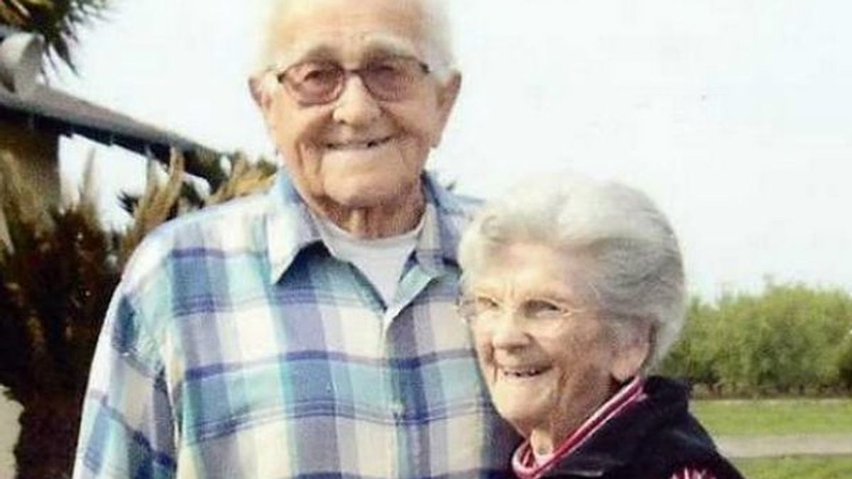 Una pareja de ancianos fallecen agarrados de la mano tras 67 años de matrimonio