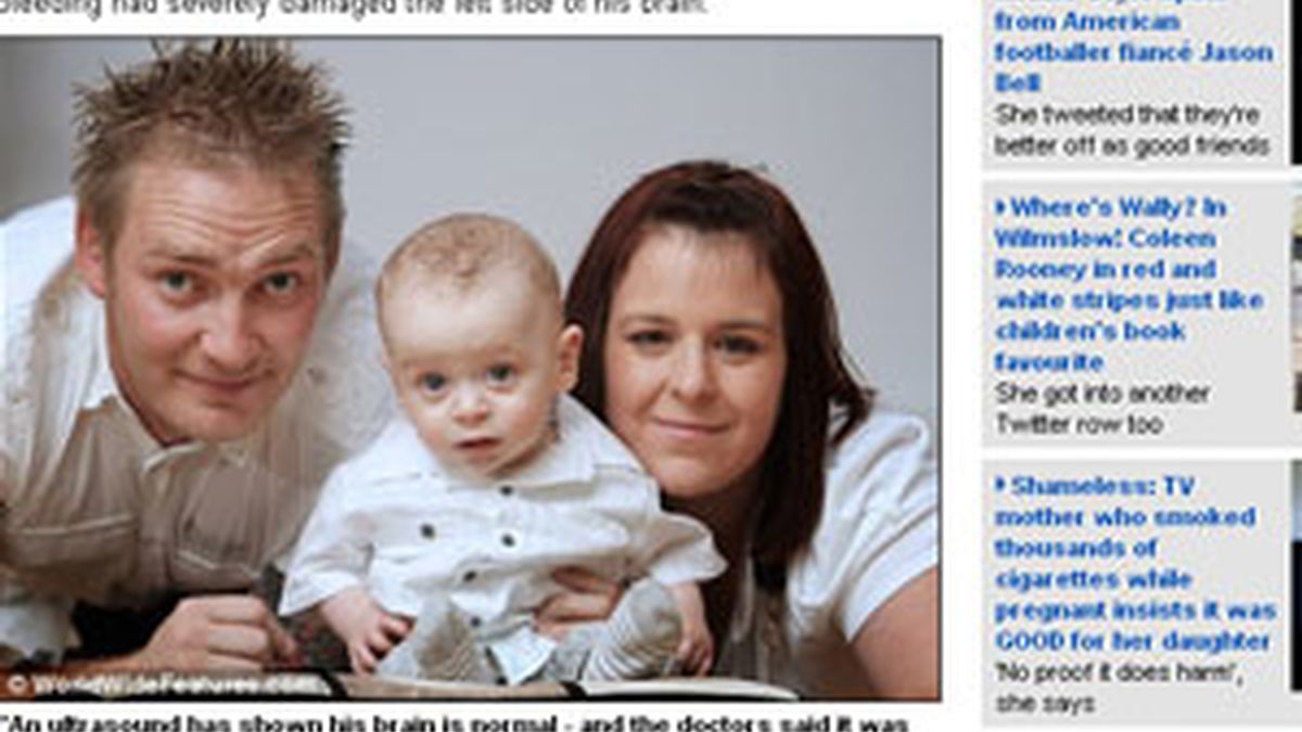 Alfie Green con sus padres. Foto: Daily Mail