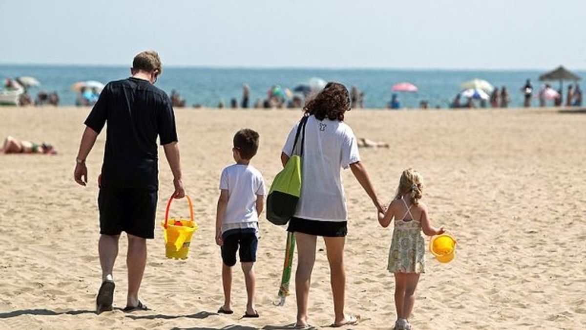 Una familia llegando a la playa