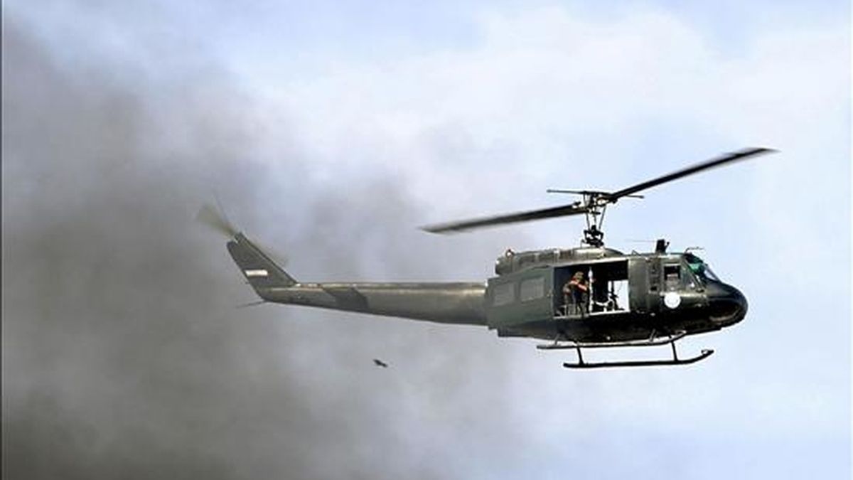Un helicóptero de las fuerzas aérea hondureña sobrevuela los alrededores de la casa presidencial en Tegucigalpa. EFE