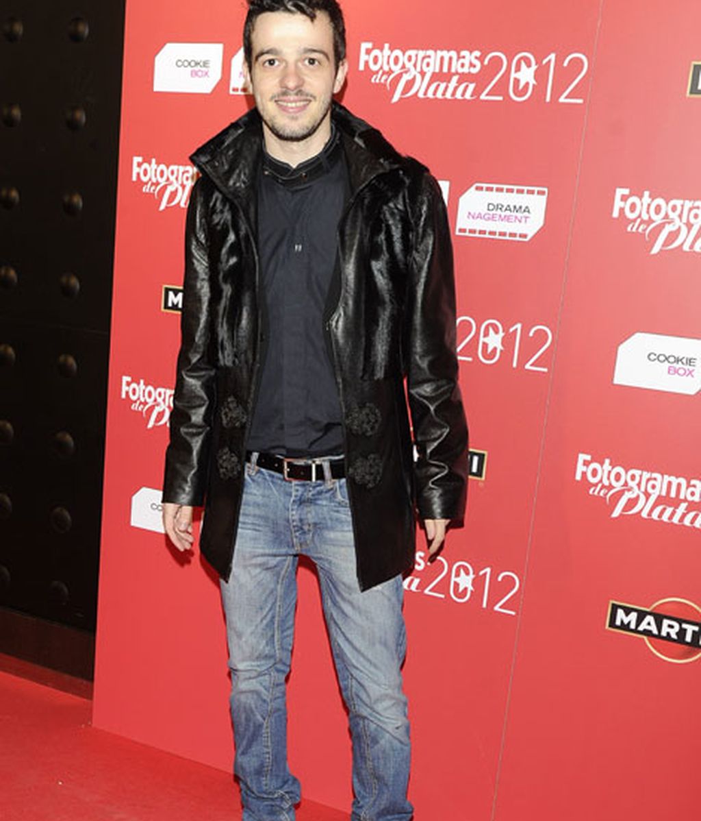 Fernando Tielve llevó look informal compuesto por abrigo y vaqueros