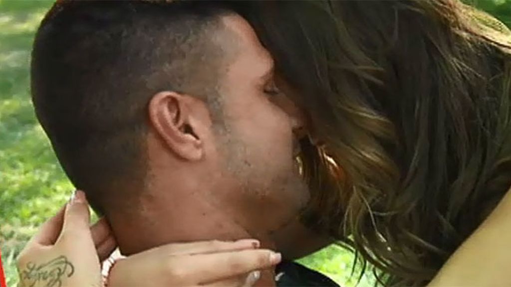 El tronista roba un beso a Steisy