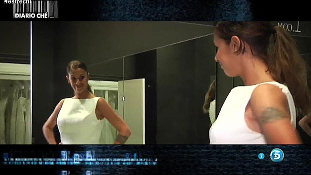 Chelo Gª Cortés ayuda a Techi a elegir el vestido de novia