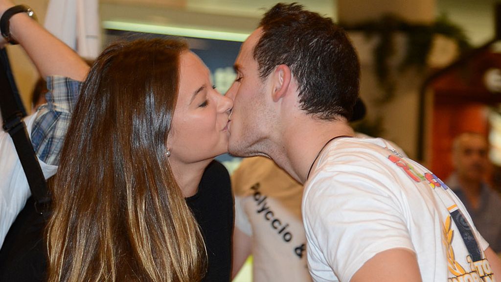 Pol Espargaró besa a su novia