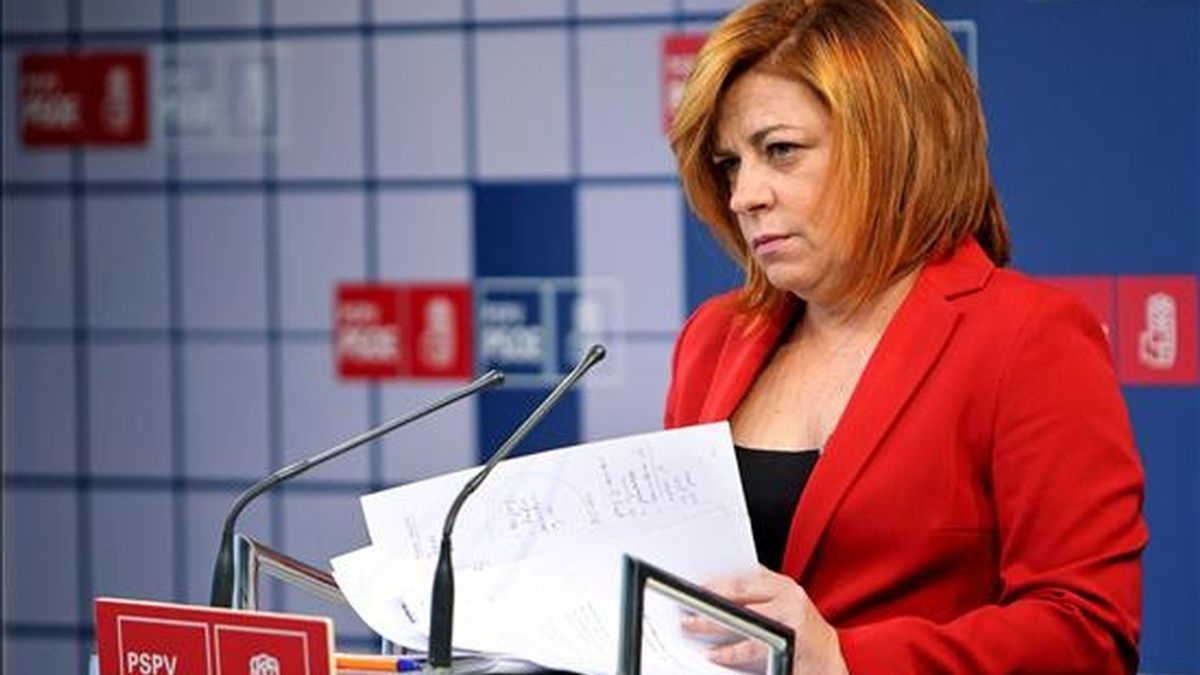 La vicecoordinadora y portavoz electoral del PSOE, Elena Valenciano, durante la rueda de prensa que ha ofrecido este mediodía en la sede del PSPV-PSOE, en la que ha asegurado que el presidente del PP, Mariano Rajoy "no tiene clara" la candidatura de Francisco Camps a la Generalitat Valenciana y cree que por eso el Comité Electoral del PP no aprobó ayer su designación. EFE La vicecoordinadora y portavoz electoral del PSOE, Elena Valenciano, durante la rueda de prensa que ha ofrecido este mediodía en la sede del PSPV-PSOE, en la que ha asegurado que el presidente del PP, Mariano Rajoy "no tiene clara" la candidatura de Francisco Camps a la Generalitat Valenciana y cree que por eso el Comité Electoral del PP no aprobó ayer su designación. EFE
