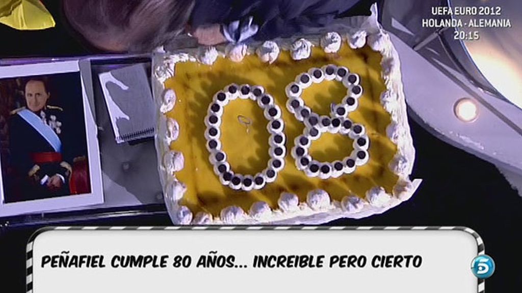 Una piñata, una tarta y una corona para celebrar el 80 cumpleaños de Jaime Peñafiel