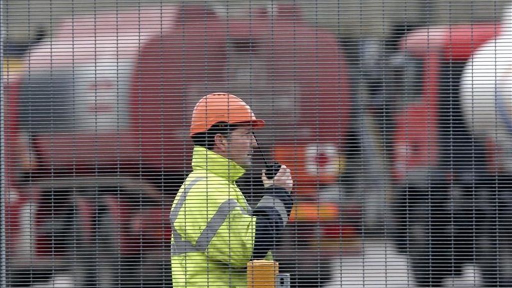 Un operario habla por un "walkie-talkie" mientras unos camiones cisterna esperan para cargar gasolina en el depósito de combustible de Kingsbury, Reino Unido. EFE/Archivo