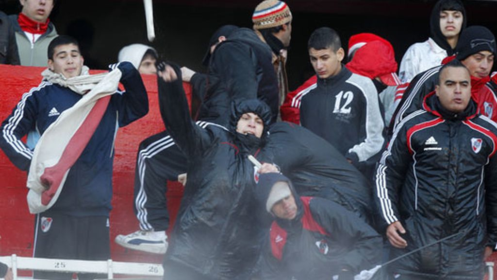 Gravísimos incidentes tras el descenso de River Plate a la 'B'