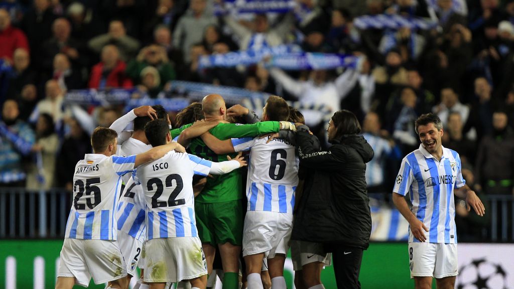 Los jugadores del Málaga celebra el pase a cuartos tras vencer al Oporto