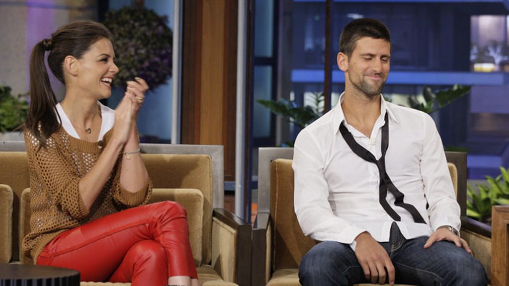 Djokovic enseña el baile regional serbio a la mujer de Tom Cruise