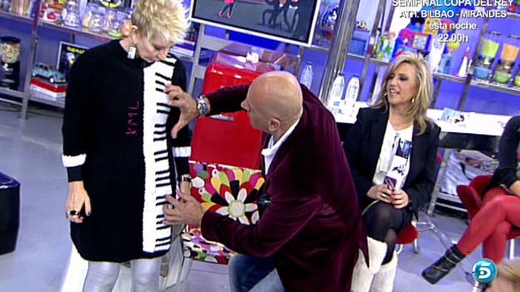 Pendientes y vestido con teclas