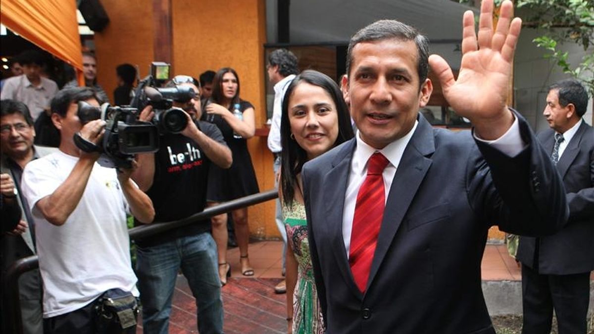 El líder nacionalista y candidato a la presidencia de Perú, Ollanta Humala, acompañado por su esposa Nadine Heredia, asiste el 9 de abril de 2011, a una rueda con la prensa extranjera en Lima, previo a las elecciones presidenciales del 10 de abril. EFE