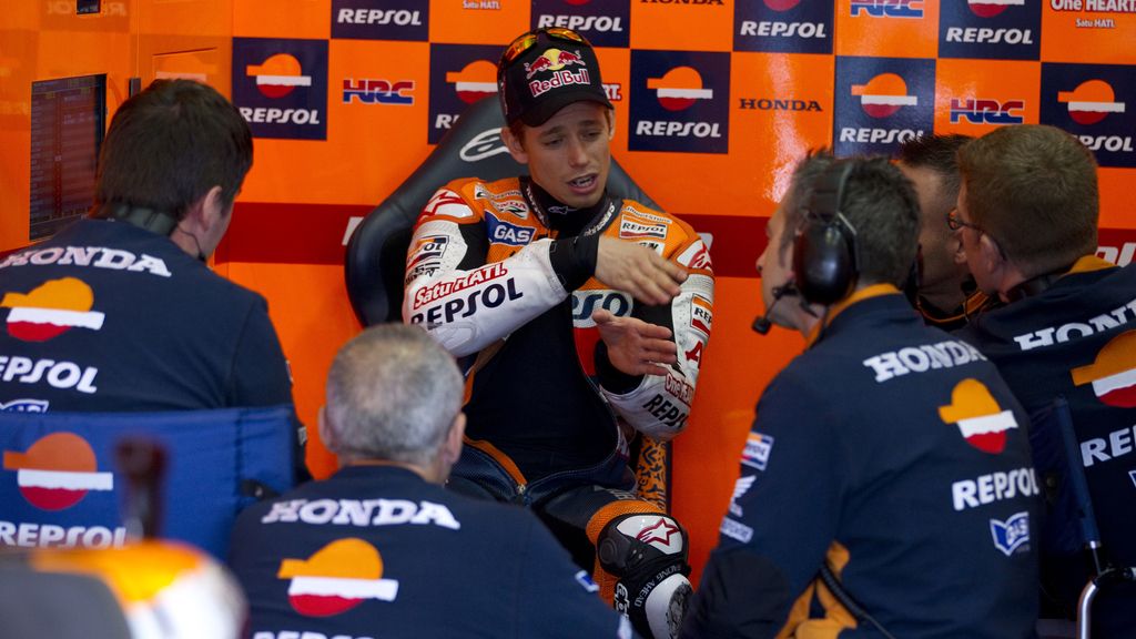 Stoner da instrucciones a su equipo en los libres de Jerez