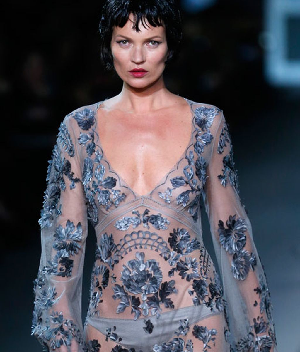 Desfila en la pasarela de París para el diseñador de Louis Vuitton