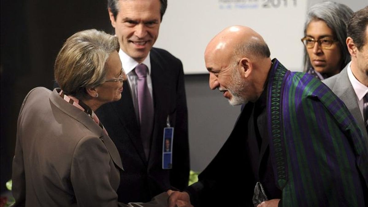 El presidente de Afganistán, Hamid Karzai (d) saluda a la ministra francesa de Exteriores, Michele Alliot-Marie (i), hoy durante la última jornada 
de la Conferencia de Seguridad de Múnich, Alemania. EFE
