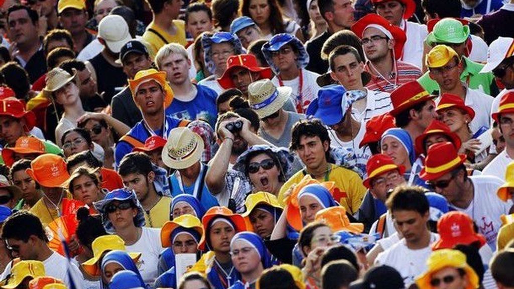Jóvenes católicos esperan al Papa en la plaza de Cibeles