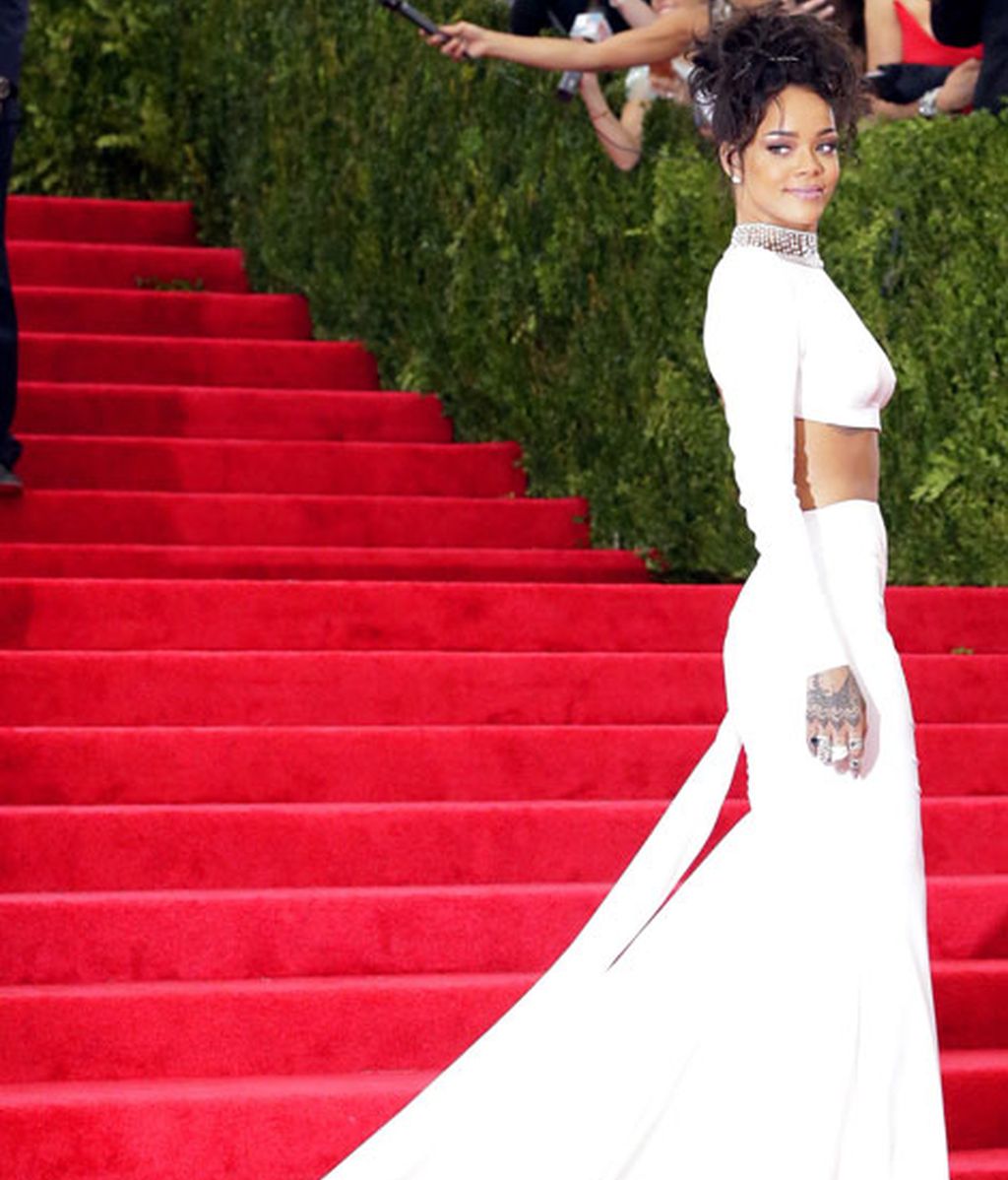 Una perspectiva lateral del vestido de Rihanna
