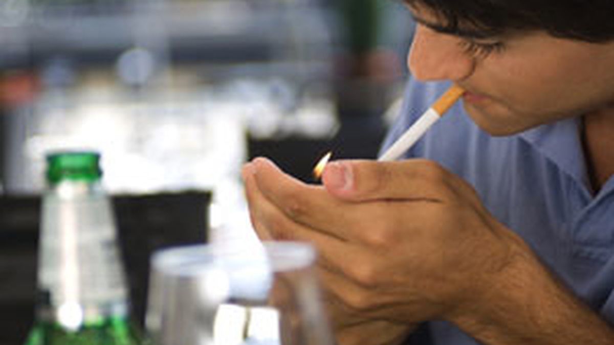 En ambos sexos hay una fuerte conexión entre tabaco y bebidas alcochólicas FOTO: GTRES