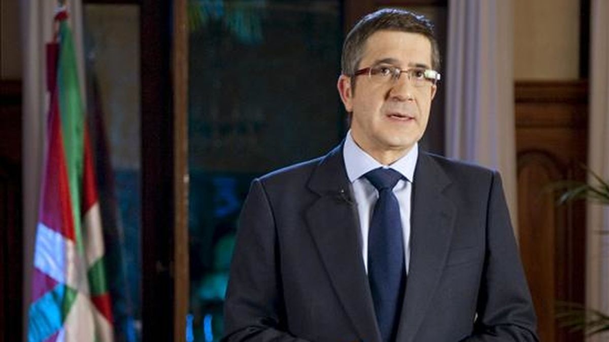 Foto facilitada por el Gobierno Vasco del lehendakari, Patxi López, durante la grabación del mensaje de Fin de Año que esta noche se emitirá por televisión. EFE Foto facilitada por el Gobierno Vasco del lehendakari, Patxi López, durante la grabación del mensaje de Fin de Año que esta noche se emitirá por televisión. EFE
