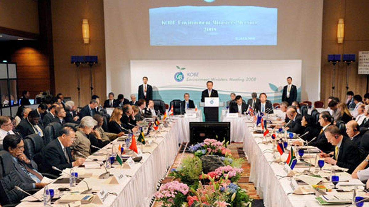 El ministro de Medio Ambiente japonés, Ichiro Kamoshita (C), ofrece un discurso durante la tercera sesión de la reunión de ministros del Medio Ambiente del G8 en Kobe. Foto: EFE