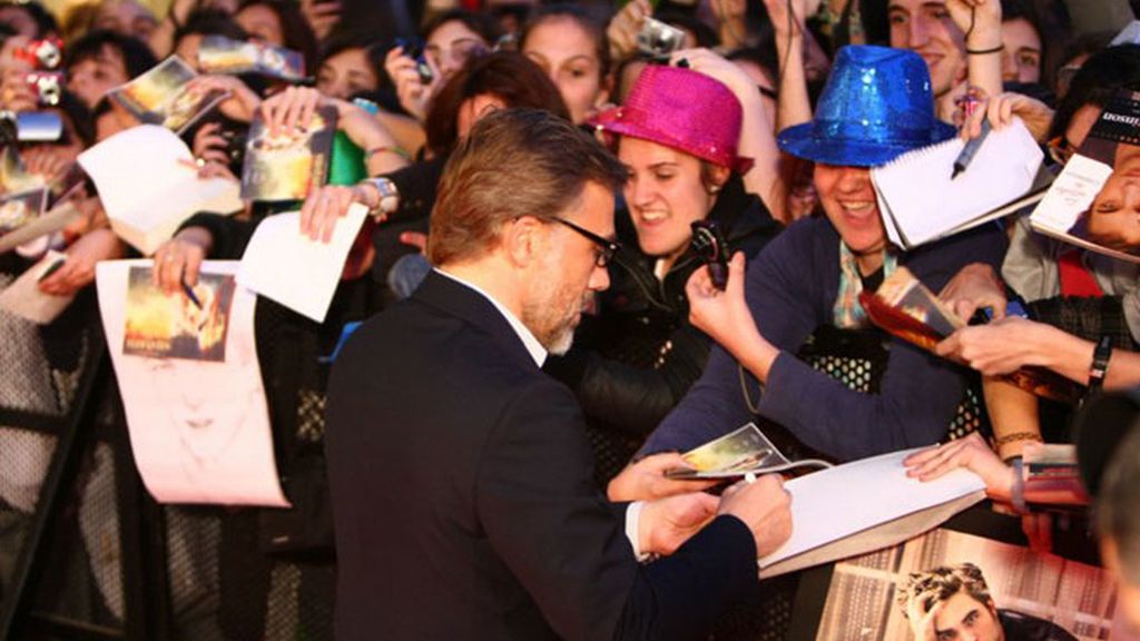 Pattinson y Witherspoon hacen enloquecer a sus fans de Barcelona
