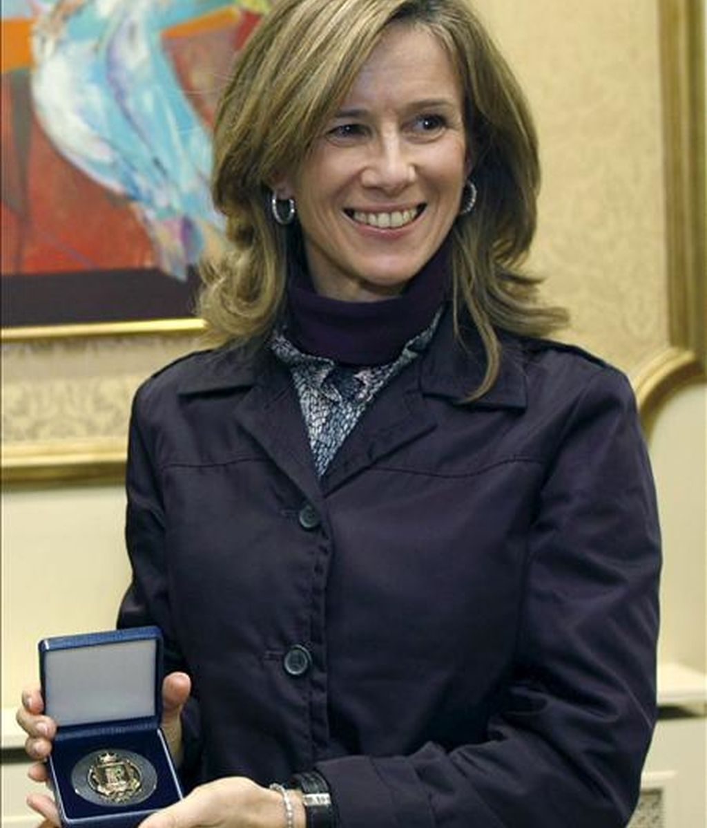 La ministra de Ciencia y e Innovación, Cristina Garmendia, muestra la medalla de la ciudad de Vigo que recibió el lunes de manos de alcalde, Abel Caballero. EFE