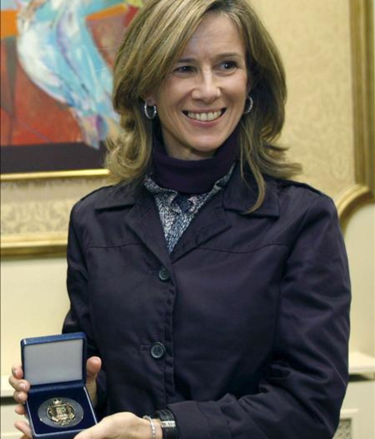 La ministra de Ciencia y e Innovación, Cristina Garmendia, muestra la medalla de la ciudad de Vigo que recibió el lunes  de manos de alcalde, Abel Caballero. EFE