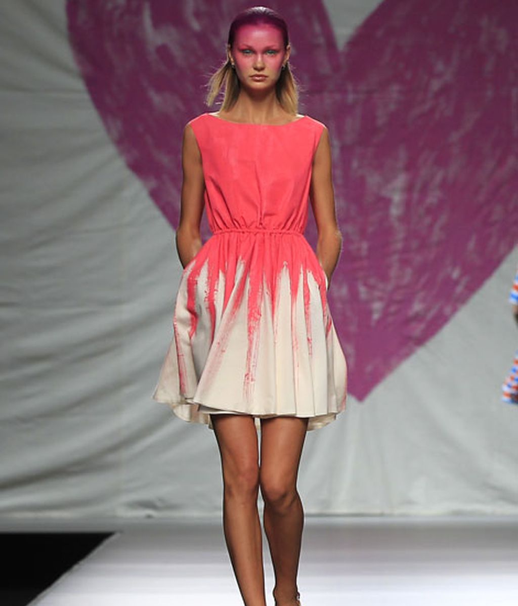 Ágata vuelve a jugar con el color