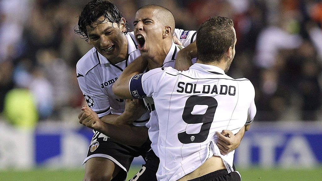 Los jugadores del Valencia, el argentino Alberto Costa, el francés Sofiane Feghouli y Roberto Soldado, celebran el primer gol del equipo valencianista