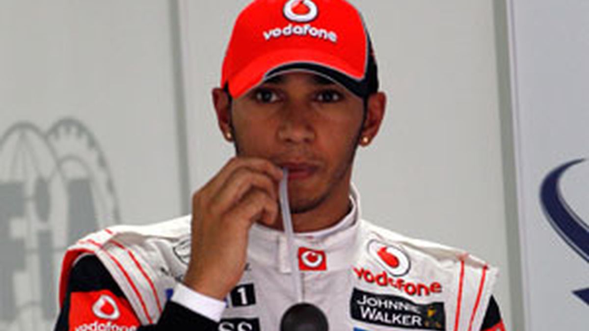 Lewis Hamilton se recupera tras la carrera de clasificación. Foto: Reuters