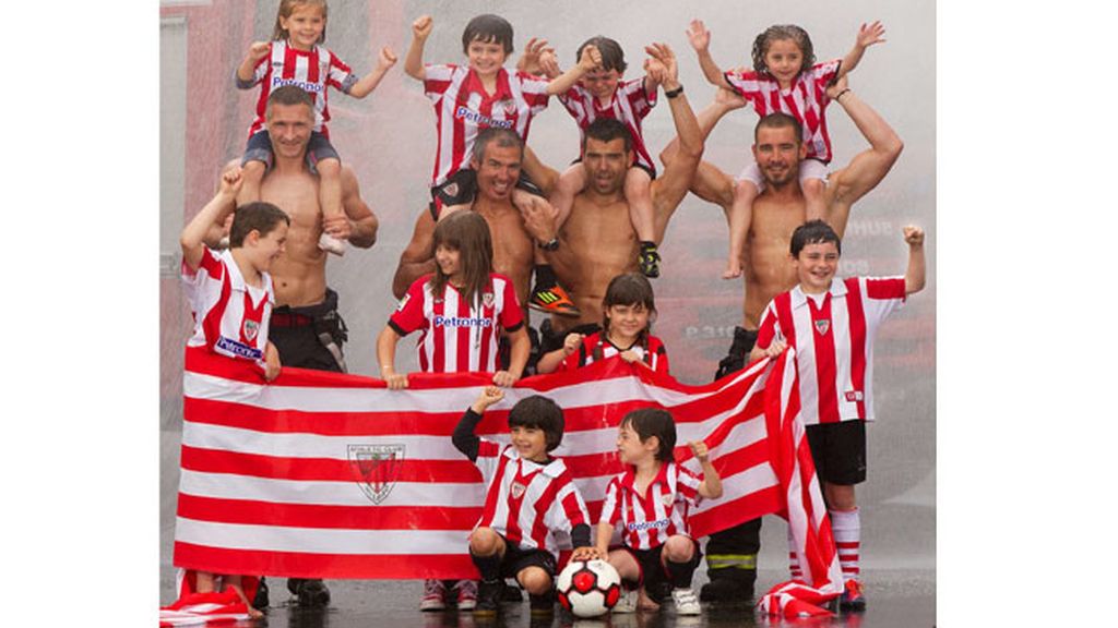 El calendario de los bomberos de Bilbao despide fuego