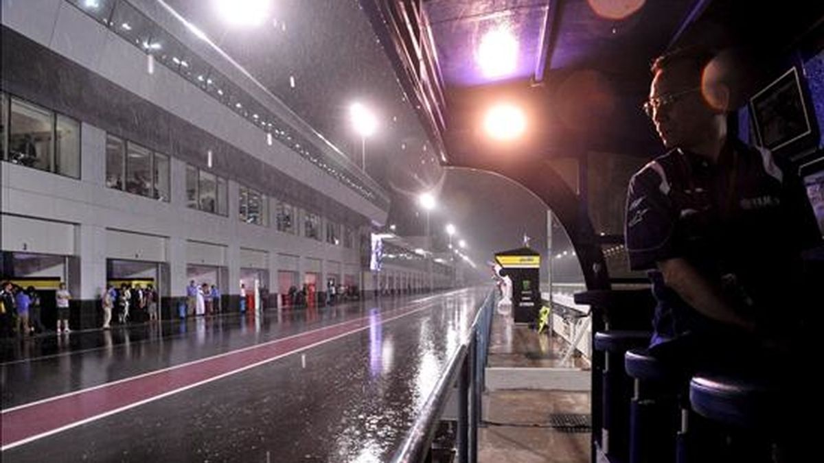 Vista del Circuito Losail Interanacional bajo la fuerte lluvia durante el Gran Premio de Qatar que se lleva a cabo en Doha (Qatar). La carrera fue suspendida en varias ocasiones a causa del clima EFE