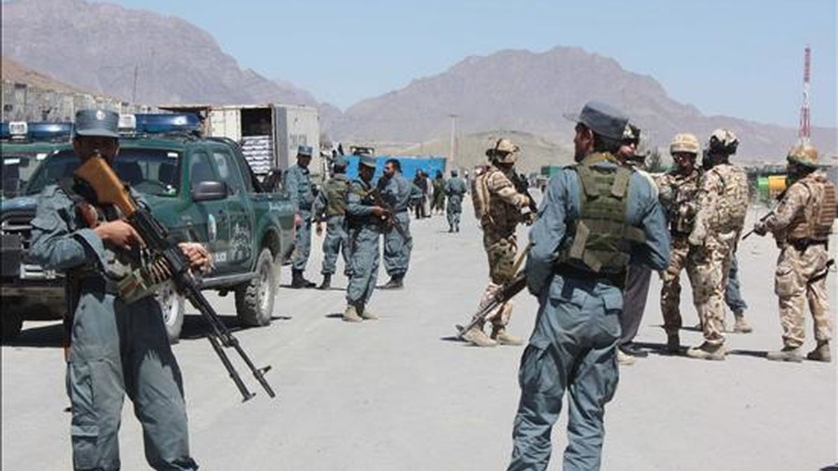 Policias afganos y soldados en la zona de un atentado suicida con bomba perpetrado en Kabul. EFE/Archivo