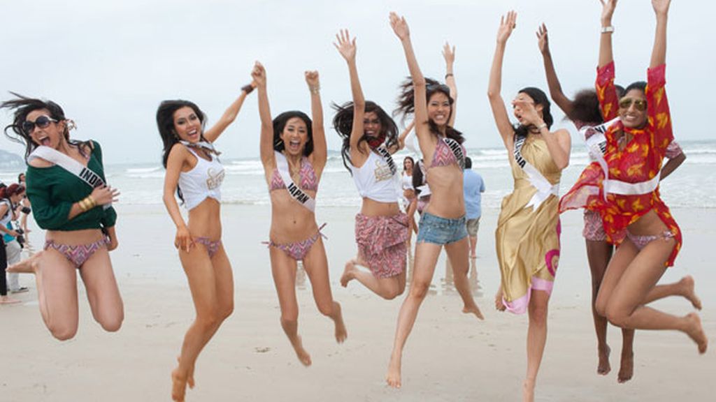 Las candidatas a Miss Universo se divierten en la playa