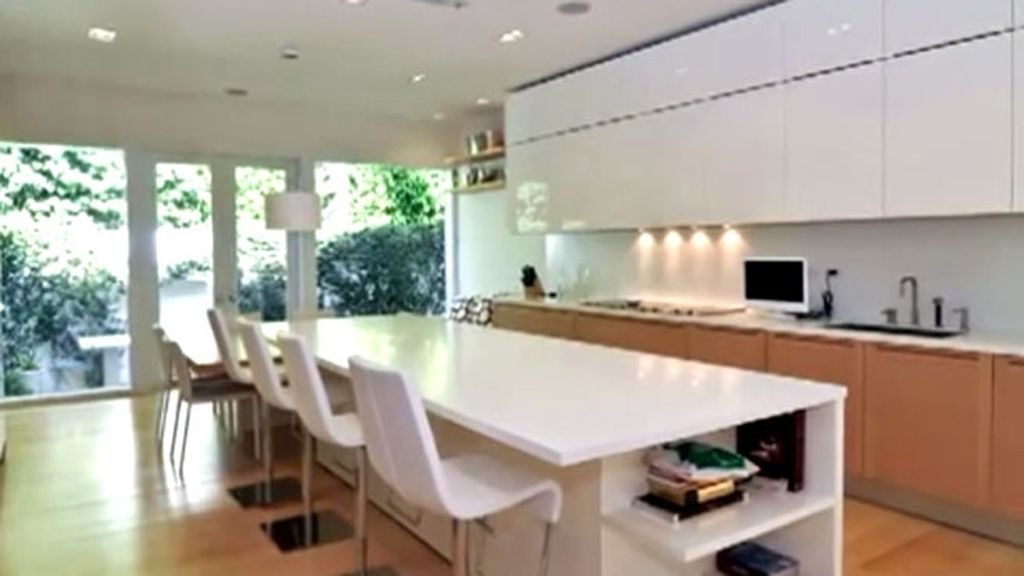 La casa tiene 800 metros cuadrados, embarcadero y piscina