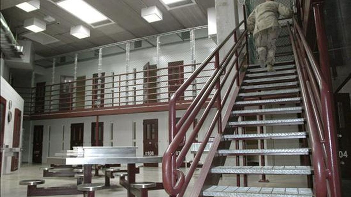 Un oficial subiendo unas escaleras del centro de detención de máxima seguridad de la base militar estadounidense de la bahía de Guantánamo, Cuba. EFE/Archivo