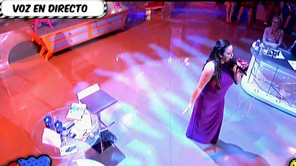 La artista de 'La Voz' canta 'Como una ola' en Sálvame