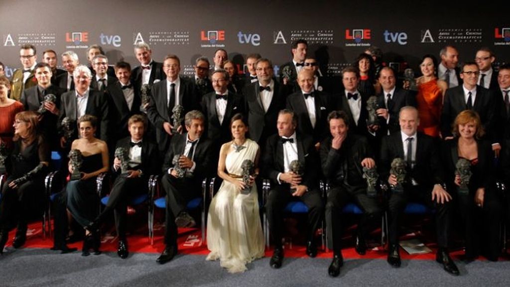 Foto de familia de todos los premiados en los Goya 2012
