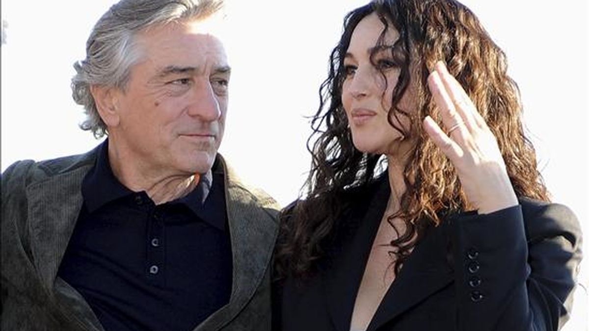 El actor estadounidense Robert De Niro mira a la actriz italiana Mónica Bellucci durante la presentación de la película "Manuale d'amore 3", en Roma, Italia.
EFE