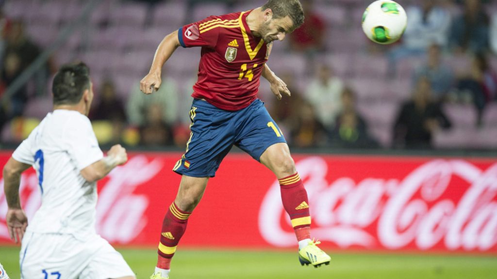 Roberto Soldado remata a portería para marcar el 1-1 para España