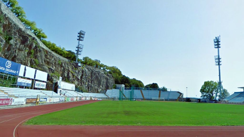 Kantrida, un estadio diferente en un acantilado de piedra con vistas al mar