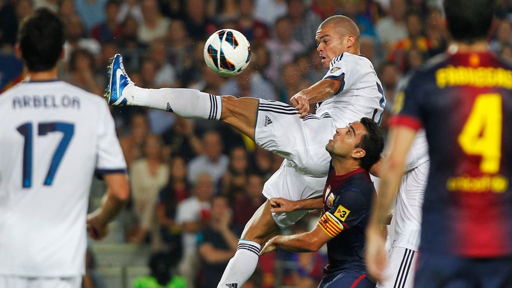 Pepe pugna por un balón durante el Clásico liguero en el Camp Nou Pepe pugna por un balón durante el Clásico liguero en el Camp Nou