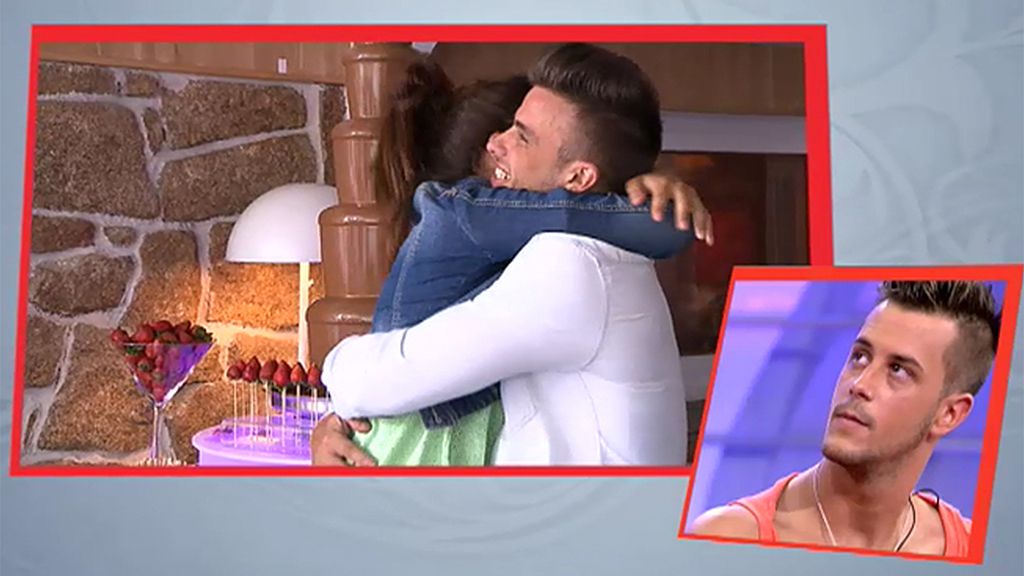 Cristian sorprende a María con una fuente de chocolate