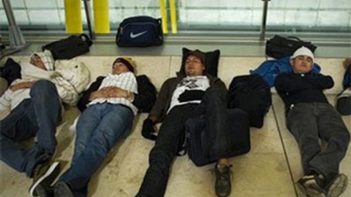 Los viajeros durmieron en los aeropuertos en lugar de ocupar las plazas hoteleras reservadas. Vídeo: Atlas