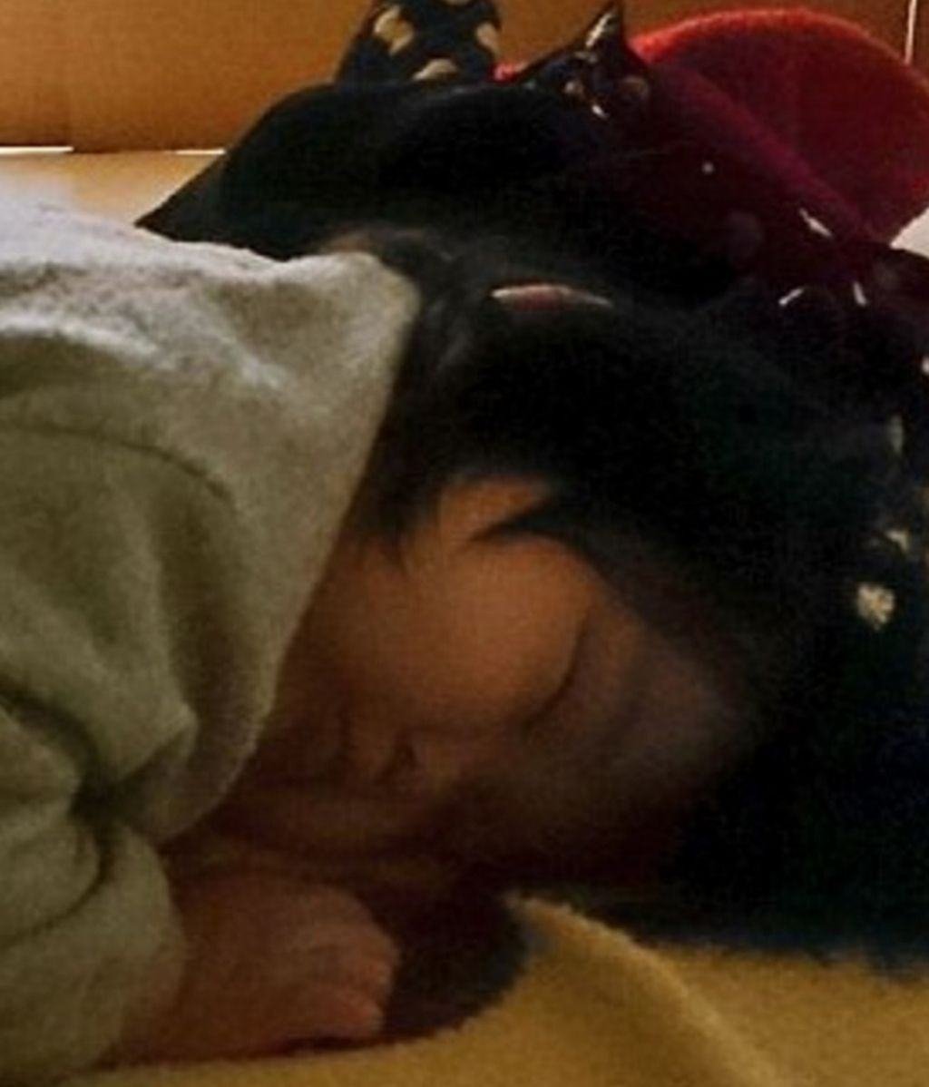 Las posturas más surrealistas en las que se duermen los niños japoneses