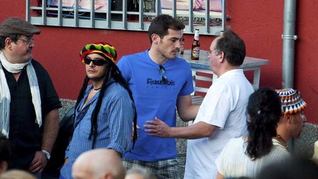 Iker Casillas, en las fiestas de su pueblo junto a Sara Carbonero