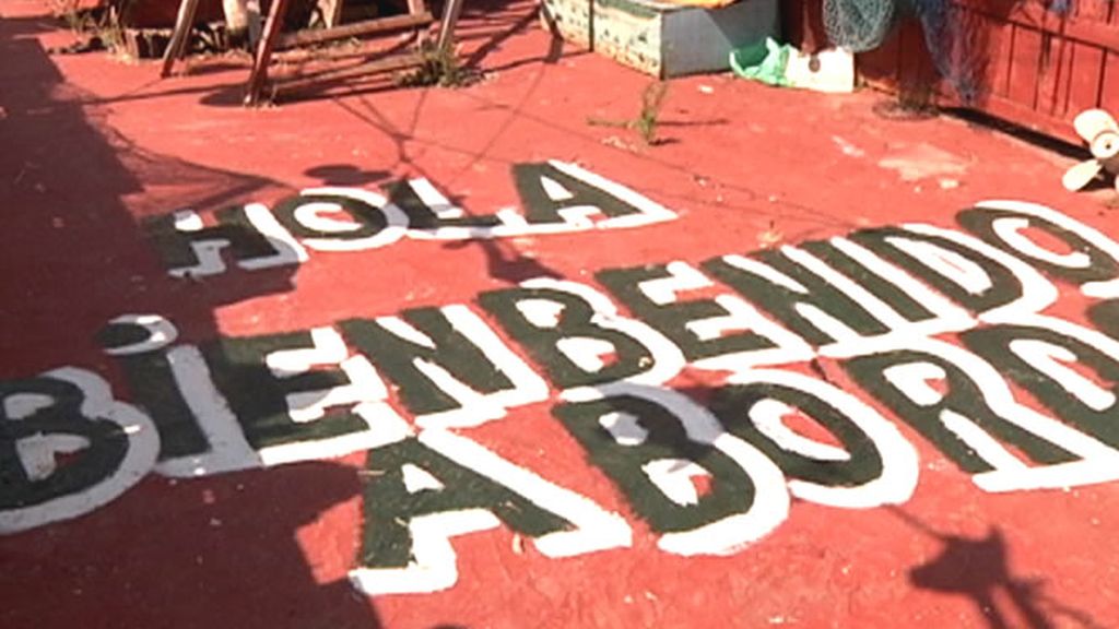 Un cartel da la bienvenida al barco